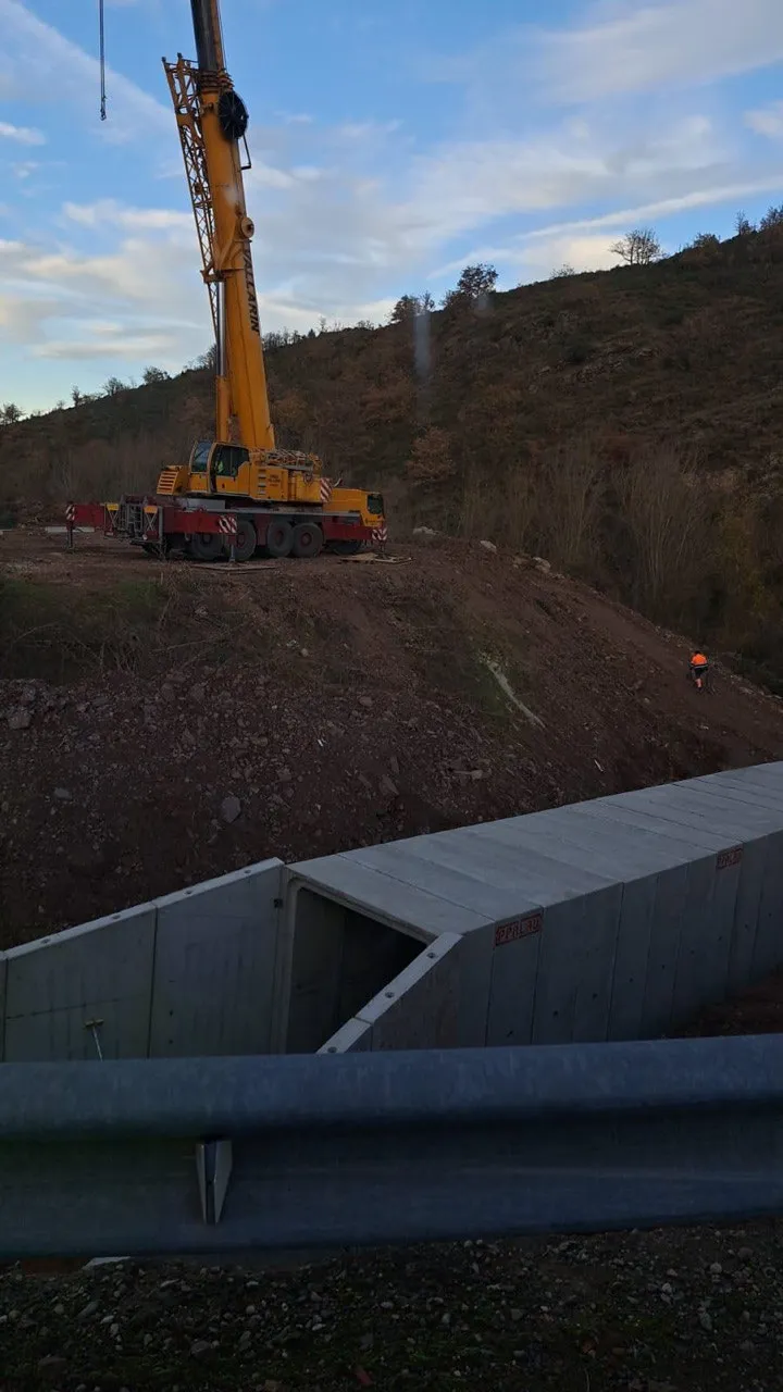 Montaje junto a talud con grúa autopropulsada