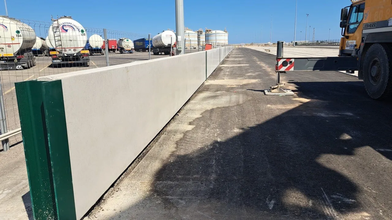 Muro prefabricado y urbanización de vial